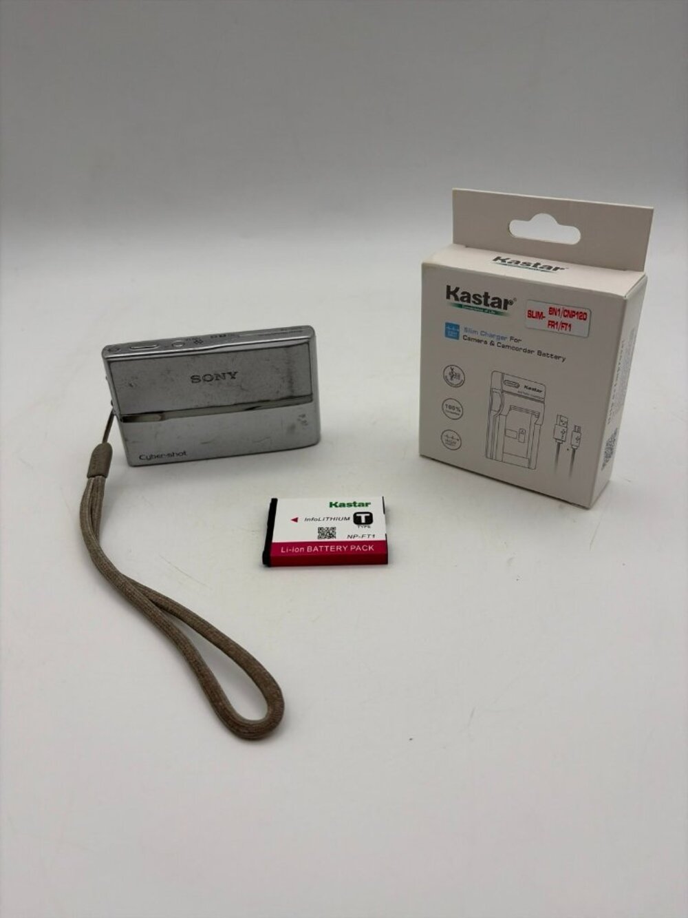 Sony Cyber-shot DSC-T9 Digital Camera Silver 6.0MP 3X Zoom Battery & Charger